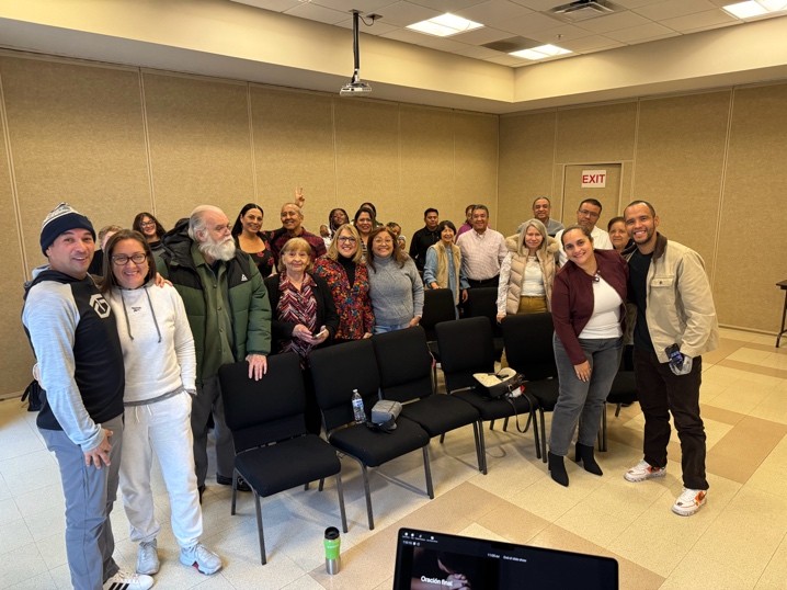 Grupo del Ministerio Hispano reunido en el salón de compañerismo